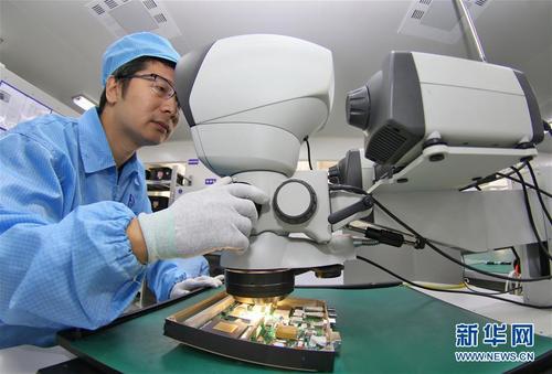 的山东航天电子技术研究所,技术人员对微纳卫星的精密元器件进行检查